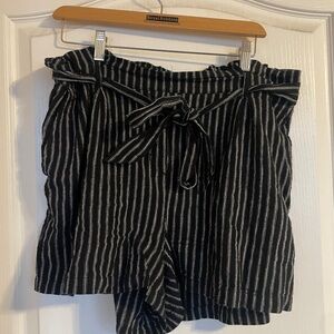 WE Stevie Black White Striped Shorts 44 US 12-14 Linen Cotton Blend Beach Casual